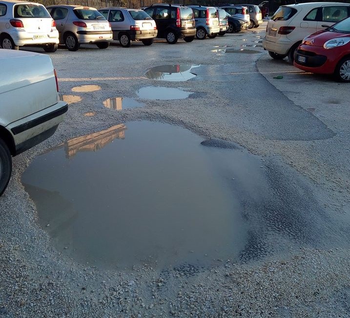 Il parcheggio nell'area del teatro Samonà di Sciacca con la pioggia diventa piscina