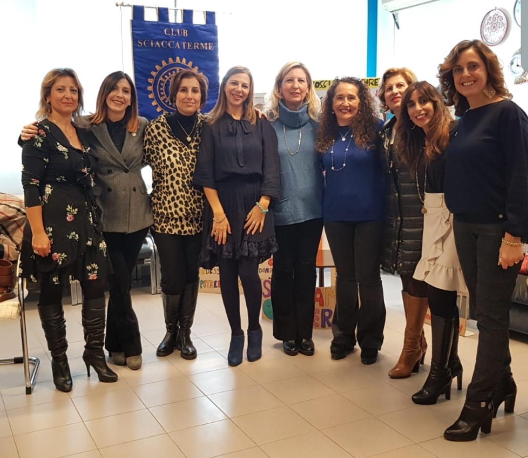 Borracce in acciaio consegnate dall'Inner Wheel di Sciacca all'istituto comprensivo Mariano Rossi