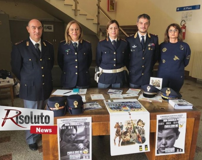Giornata contro la violenza di genere, stand informativo della polizia al palazzo di giustizia di Sciacca