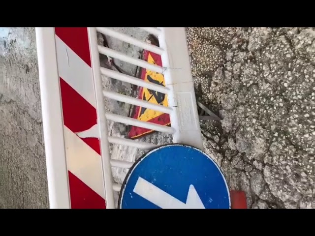 Via Meli a Sciacca, transenne, buche e pericoli
