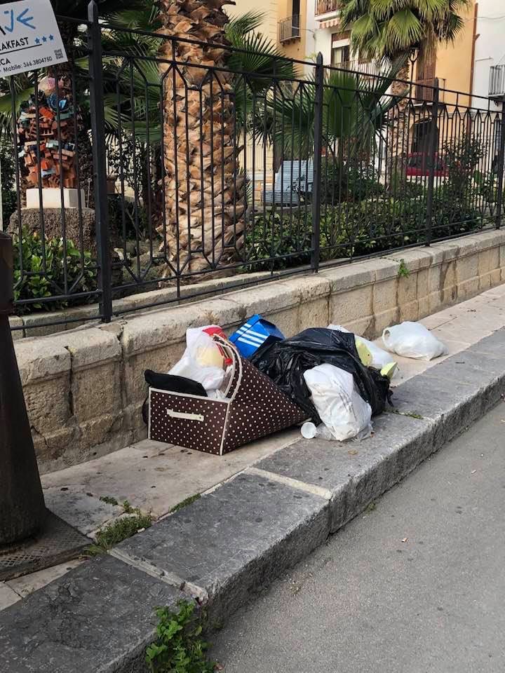 Acquisti in centro storico tra i rifiuti a Sciacca e si aspettano sempre controlli incisivi