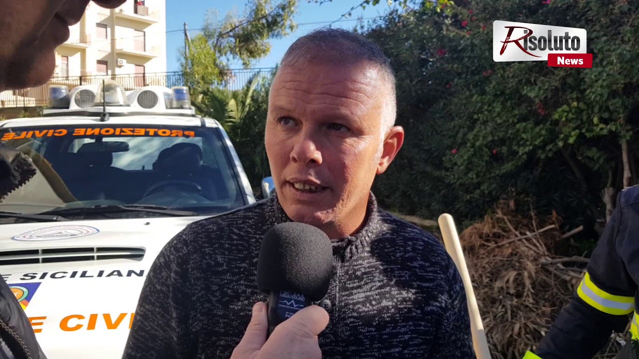 Volontari al lavoro questa mattina a Sciacca per la pulizia della contrada Seniazza. (Interviste)