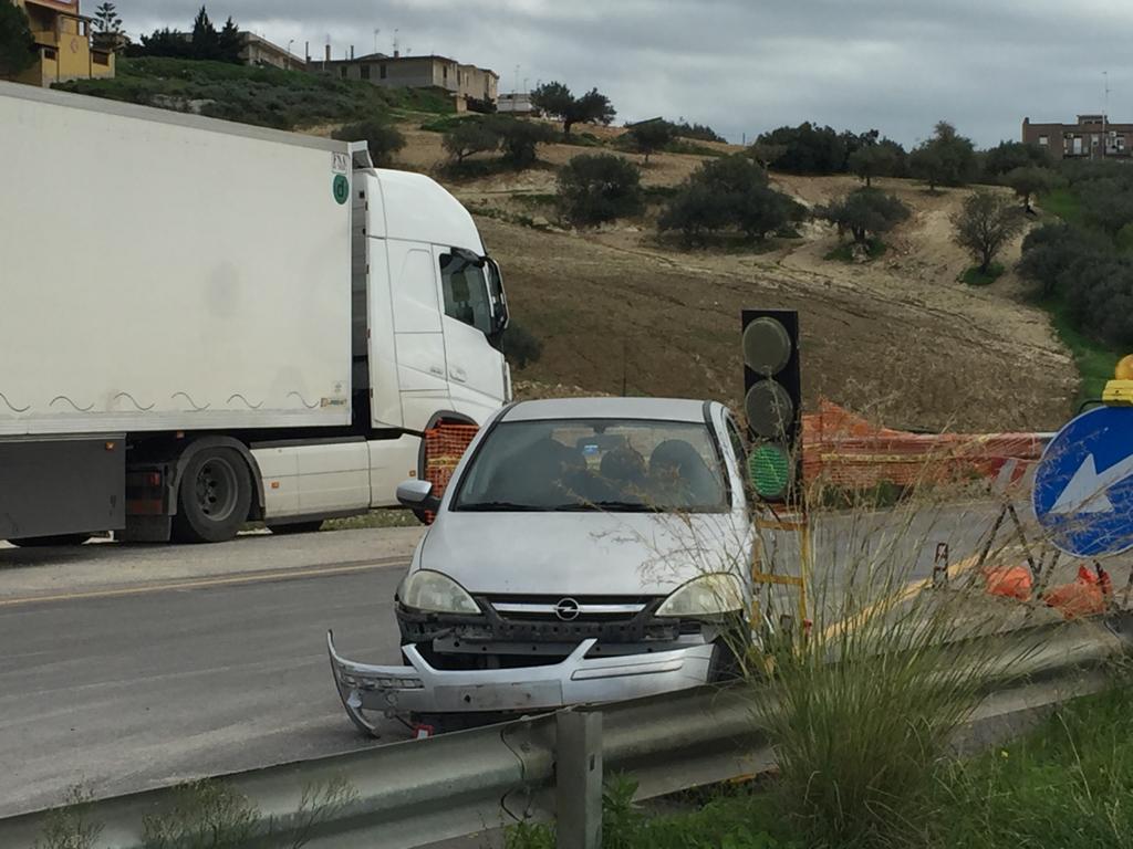 Scontro sulla 115 nel territorio di Sciacca tra un camion e un’auto, nessun ferito