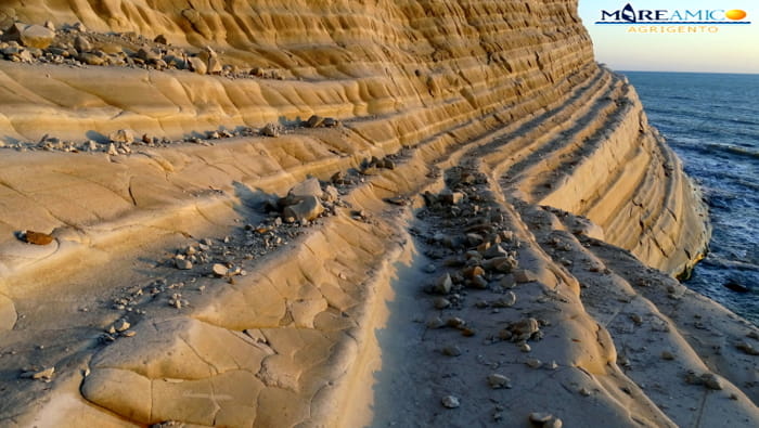 Pezzi di marna sbriciolati sui gradoni della Scala dei Turchi, la denuncia di Mareamico: "Si sta sciogliendo come neve al sole"