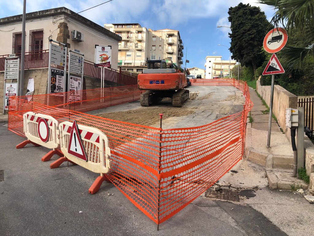 Cantiere deserto nella via Giovanni XXIII di Sciacca, prevista domani la ripresa dei lavori
