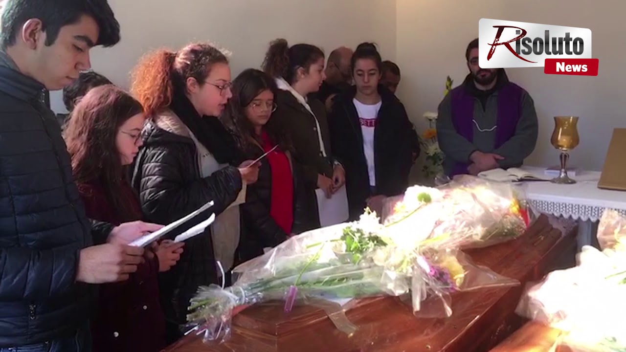 Montevago, tumulate stamattina al cimitero le salme delle due donne vittime del naufragio a Lampedusa (video)