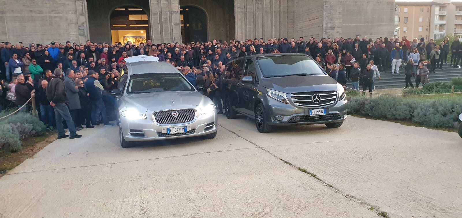 Folla al funerale di Michele Ciancimino, in tanti per l'ultimo saluto all'ex calciatore verdenero