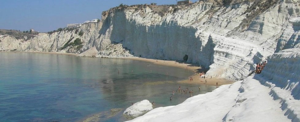La Scala dei Turchi si sta sgretolando, l'associazione MareAmico: " Logorata anche dai turisti"