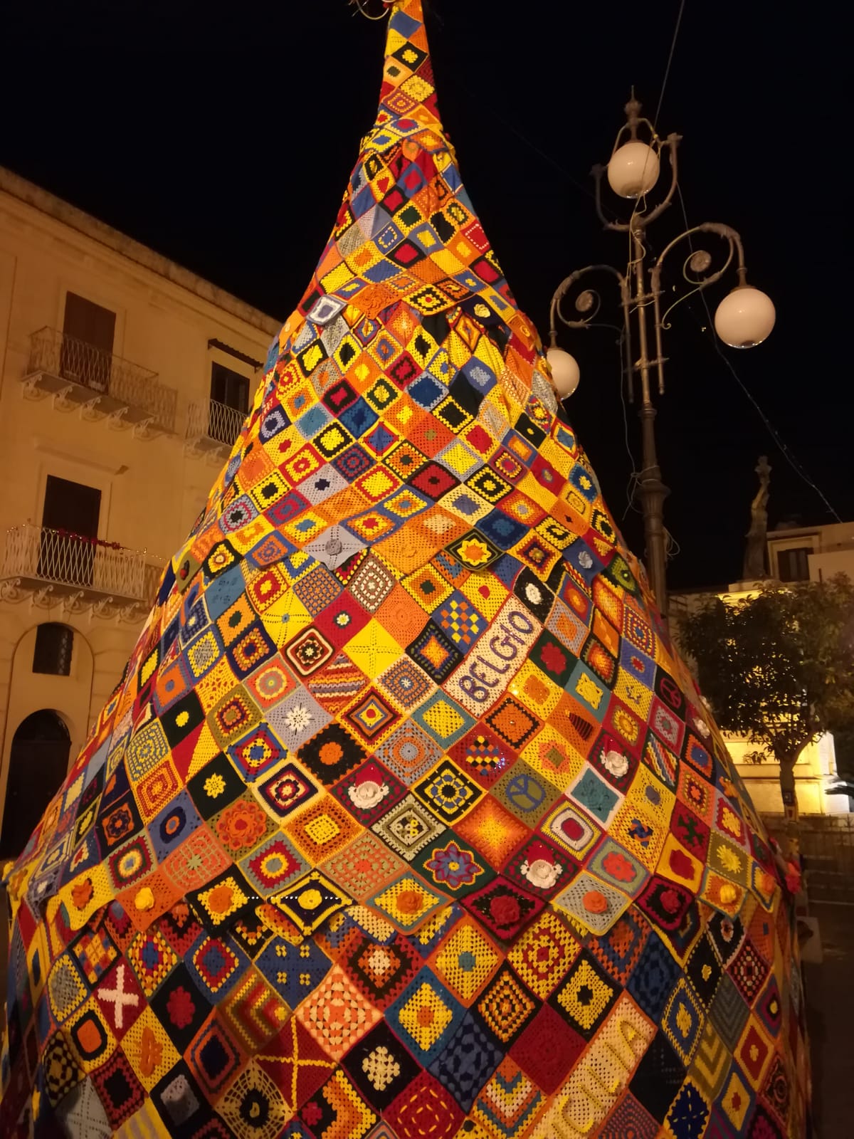 A Casteltermini un albero della vita fatto solo con l'uncinetto, festa domani in piazza Duomo con la benedizione dell'ex arciprete di Sciacca Don Carmelo Lo Bue