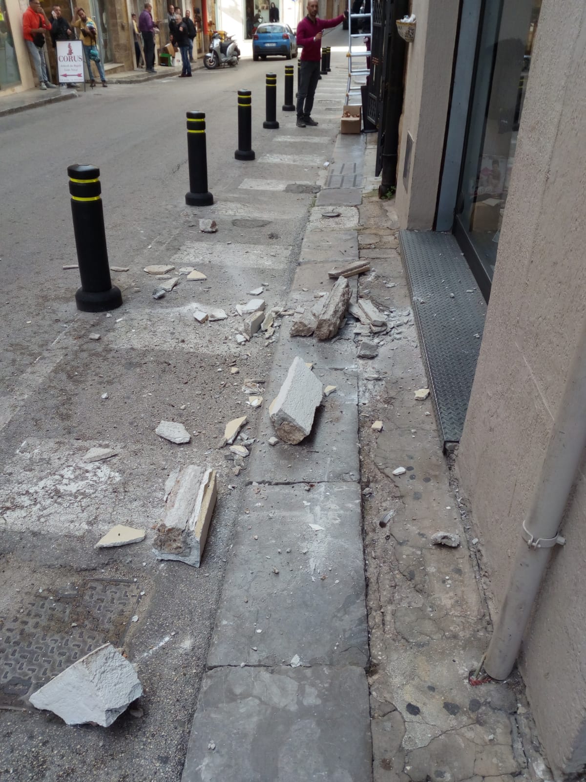 Sfiorata la tragedia in via Licata a Sciacca, crollano pezzi da un balcone