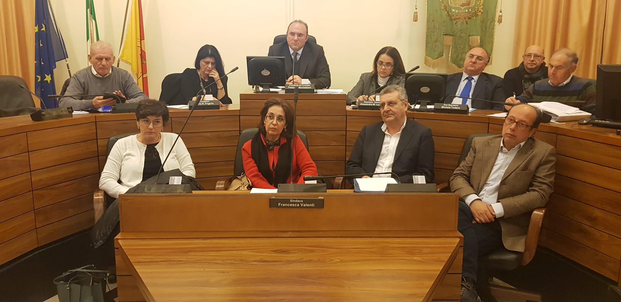 Si dal consiglio al complesso turistico Corallo a Makauda, ma in aula aleggia già lo spettro della mozione di sfiducia al sindaco Valenti