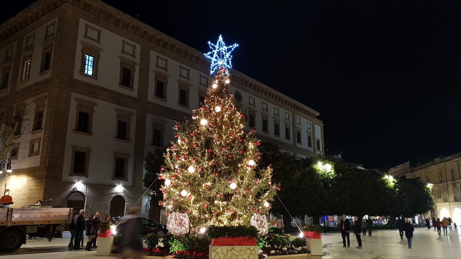 Gruppo di giovani saccensi lancia il "Christmas flash mob- Anche noi vogliamo Natale", appuntamento domenica sera in piazza Scandaliato