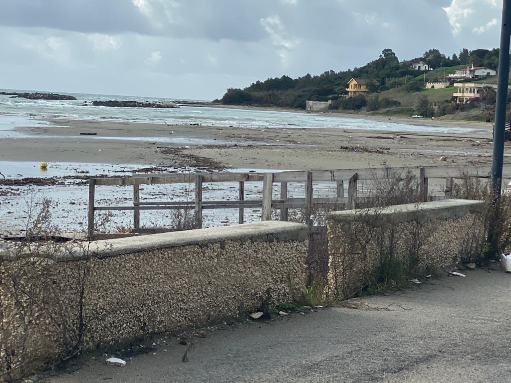 Passerella per disabili tra i rifiuti della spiaggia della Foggia, i consiglieri Monte e Deliberto si chiedono:"Alle piccole cose chi ci pensa?"