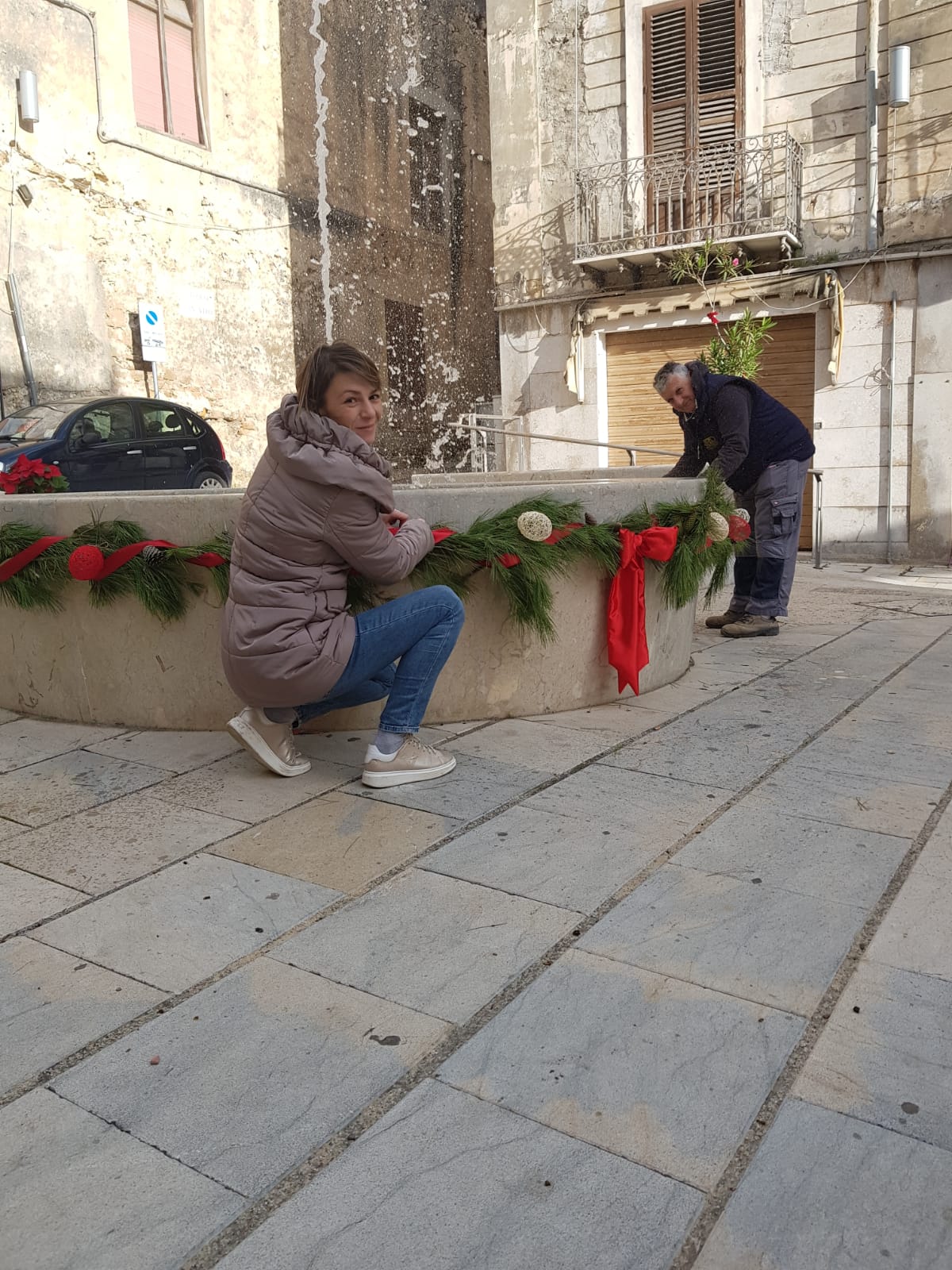 Il consigliere comunale Valeria Gulotta sistema la fontana di piazza San Vito a Sciacca in omaggio alla nonna