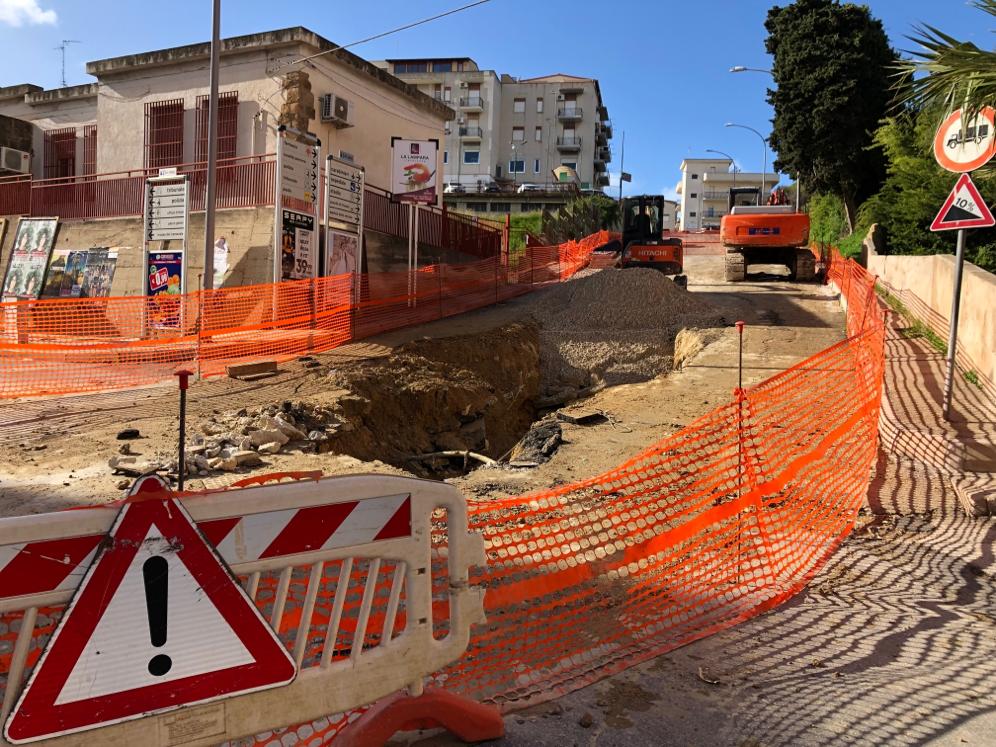 Si bloccano i lavori in via Giovanni XXIII a Sciacca, un cavo Enel al momento, non consente di andare avanti
