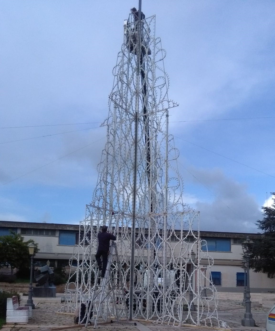 A Montevago albero di Natale ecologico con 20 mila lampadine