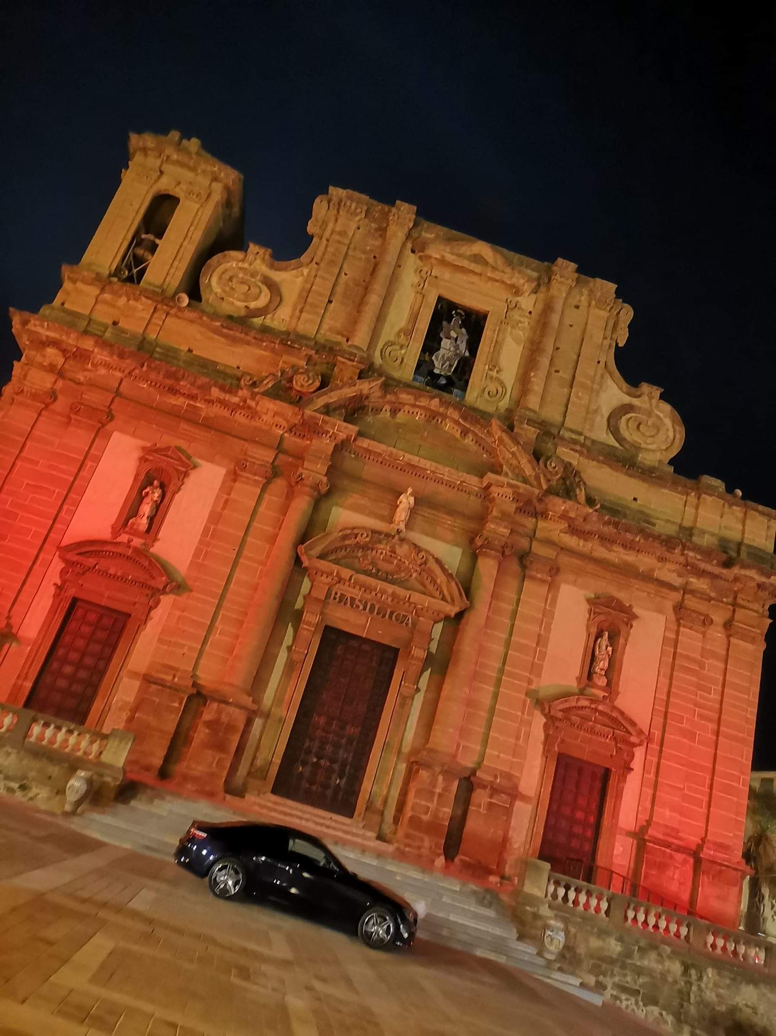 Prove tecniche di luci per Natale, la chiesa Madre di Sciacca si tinge di rosso