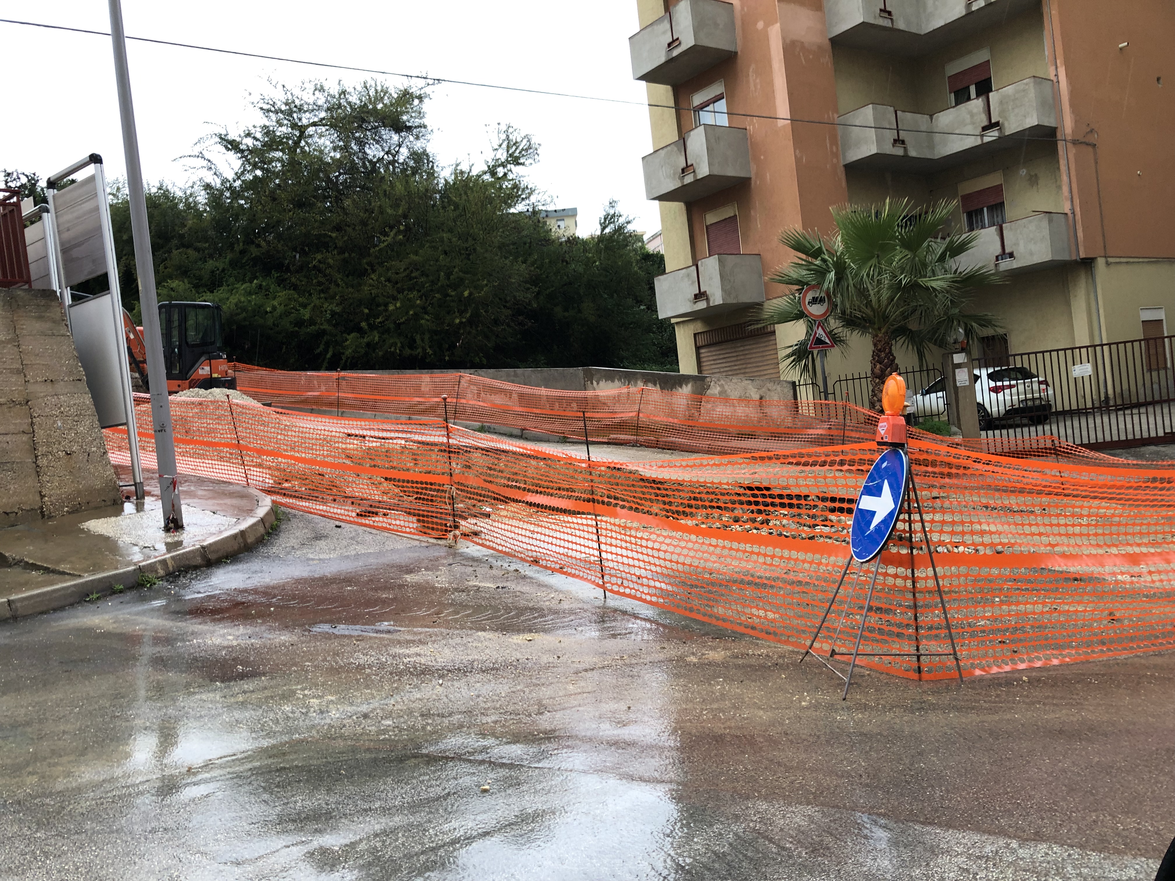 Adesso e’ la pioggia che blocca il cantiere nella via Giovanni XXIII a Sciacca