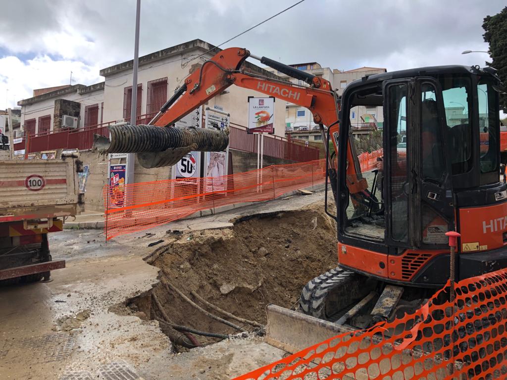 Oggi si lavora in via Giovanni XXIII a Sciacca, ma la riapertura al transito tra mercoledì 18 e giovedì 19 dicembre