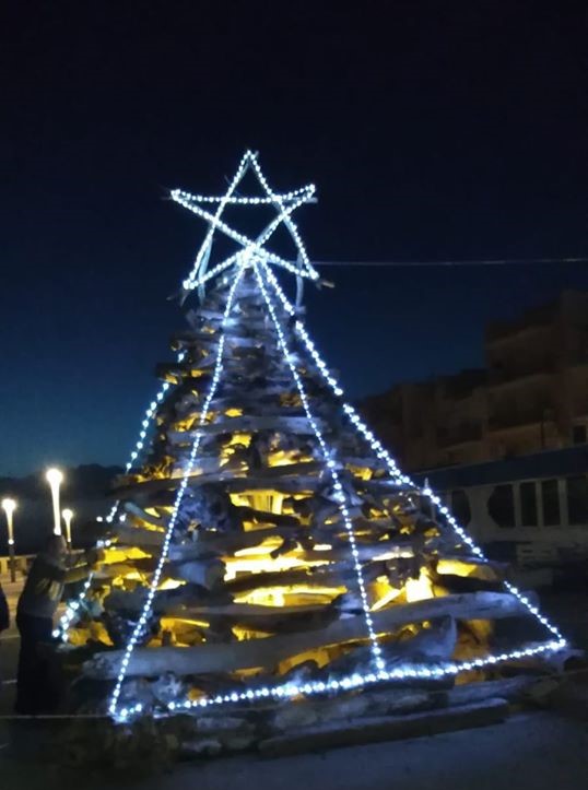 L'albero di Natale allo Stazzone di Sciacca una bella prova di amore per la città