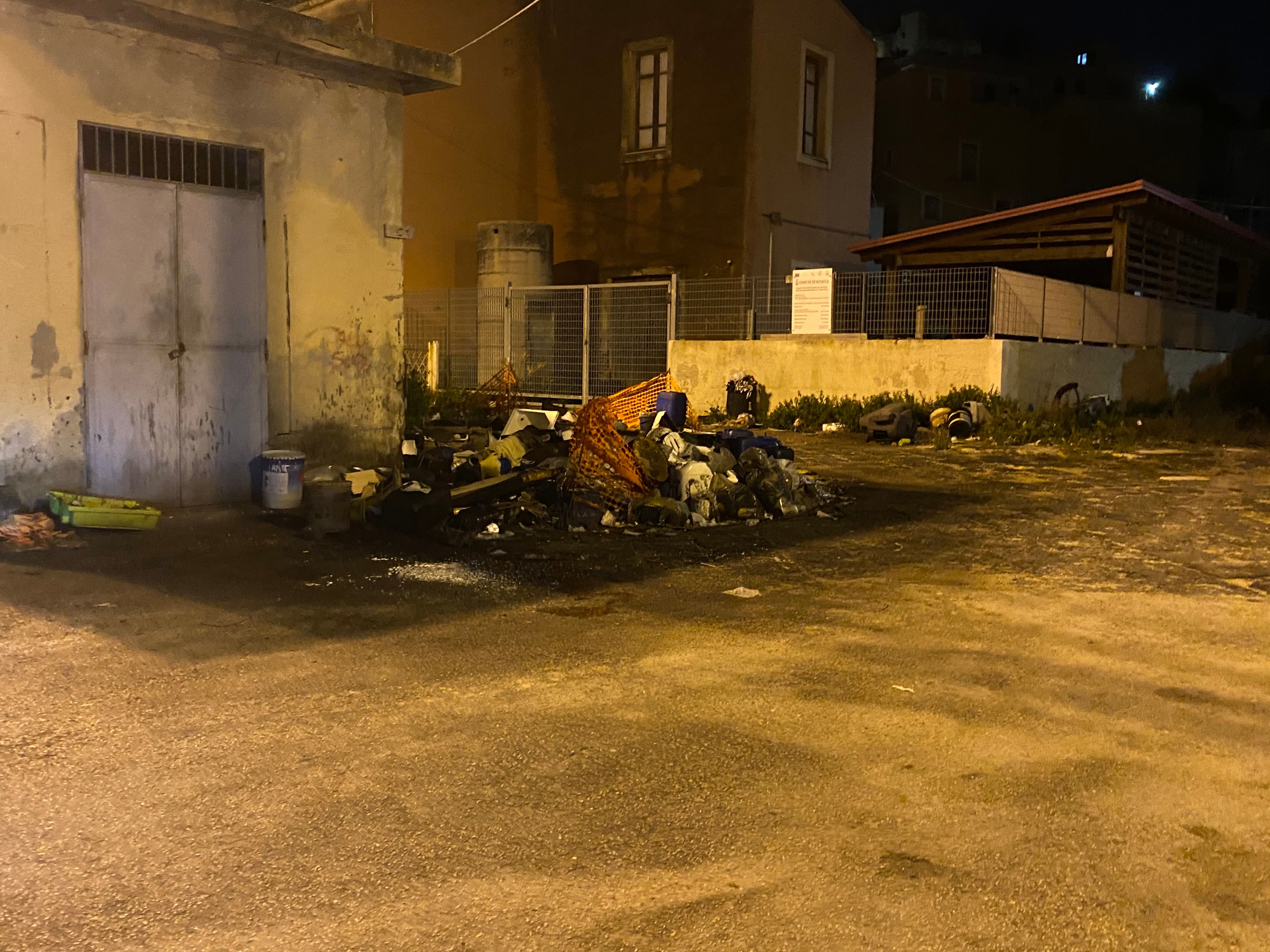 Ancora abbandono di rifiuti al porto di Sciacca, tre consiglieri comunali: "Subito  la bonifica"