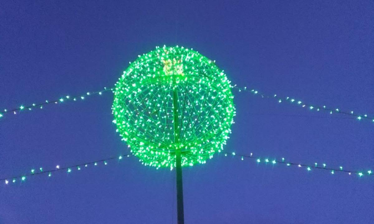 Albero ecofriendly a Montevago, alto 16 metri e con 20.000 lampadine a led