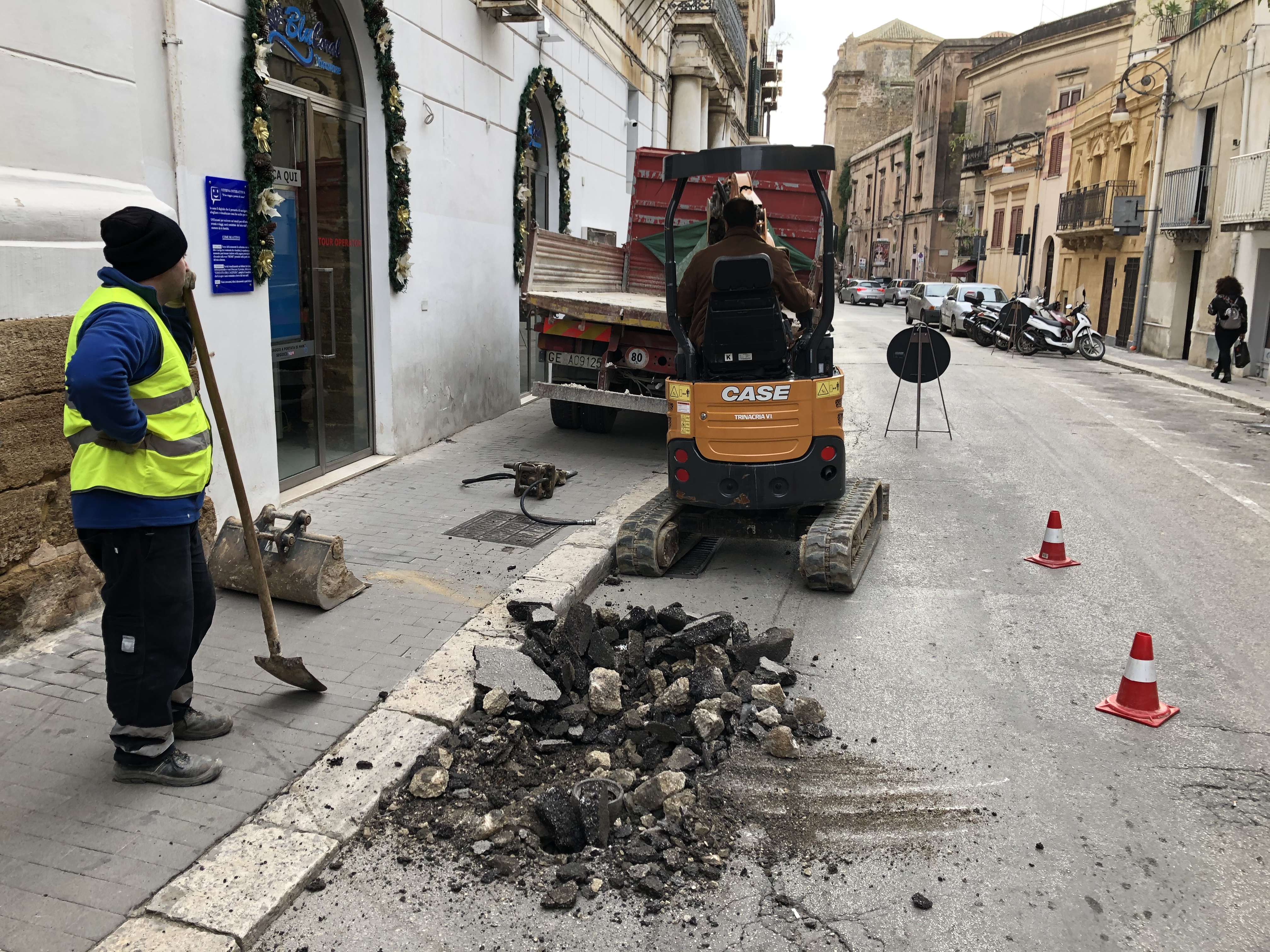 Sciacca, domani si potrà riaprire al transito via Giovanni XXIII e da questa mattina si scava in corso Vittorio Emanuele