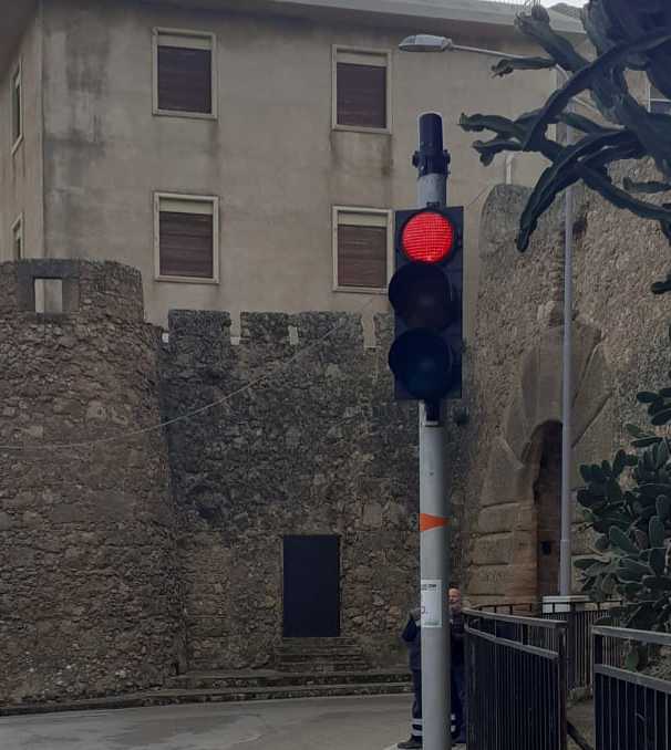 Ripristinato l'impianto semaforico di Porta San Calogero, un guasto durato più di due mesi