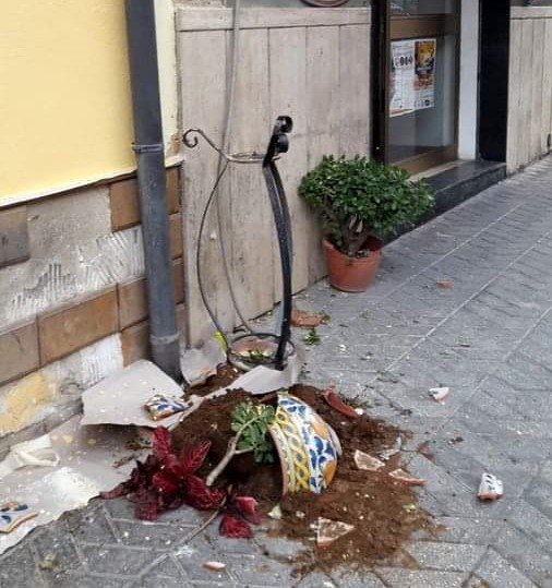 Vasi in ceramica danneggiati a Ribera, i carabinieri denunciano un tunisino e un riberese
