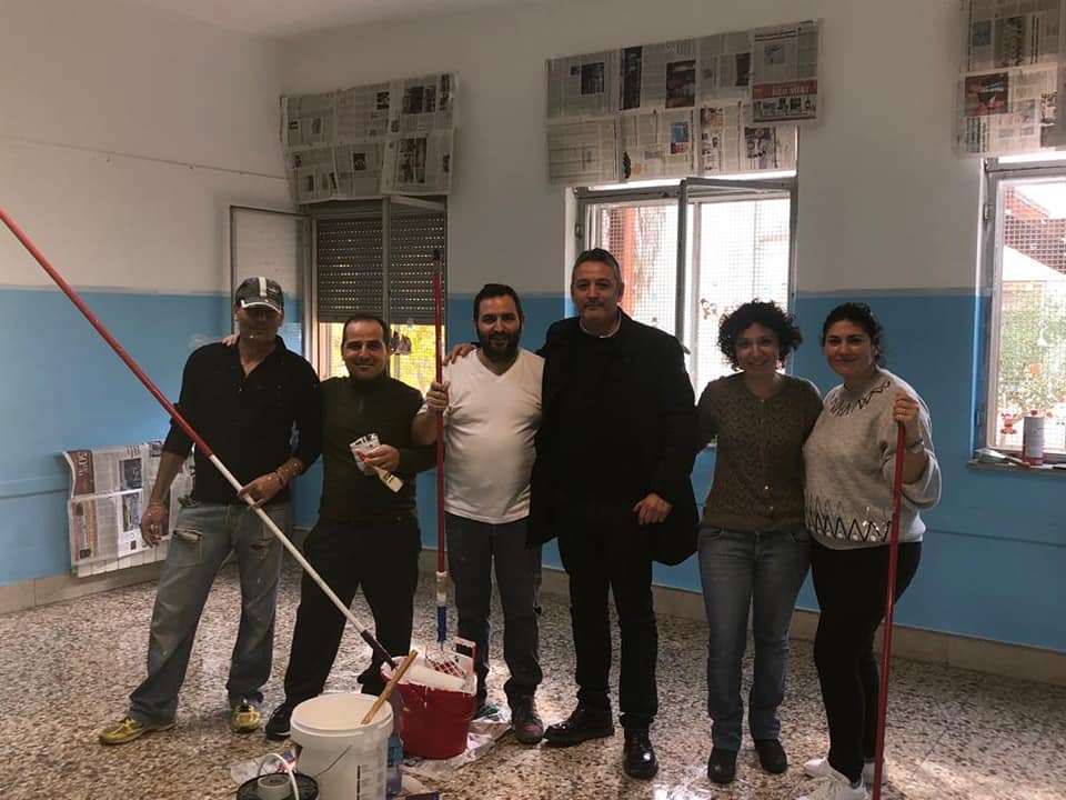 A Menfi genitori trascorrono una giornata a tinteggiare le pareti della scuola dei figli