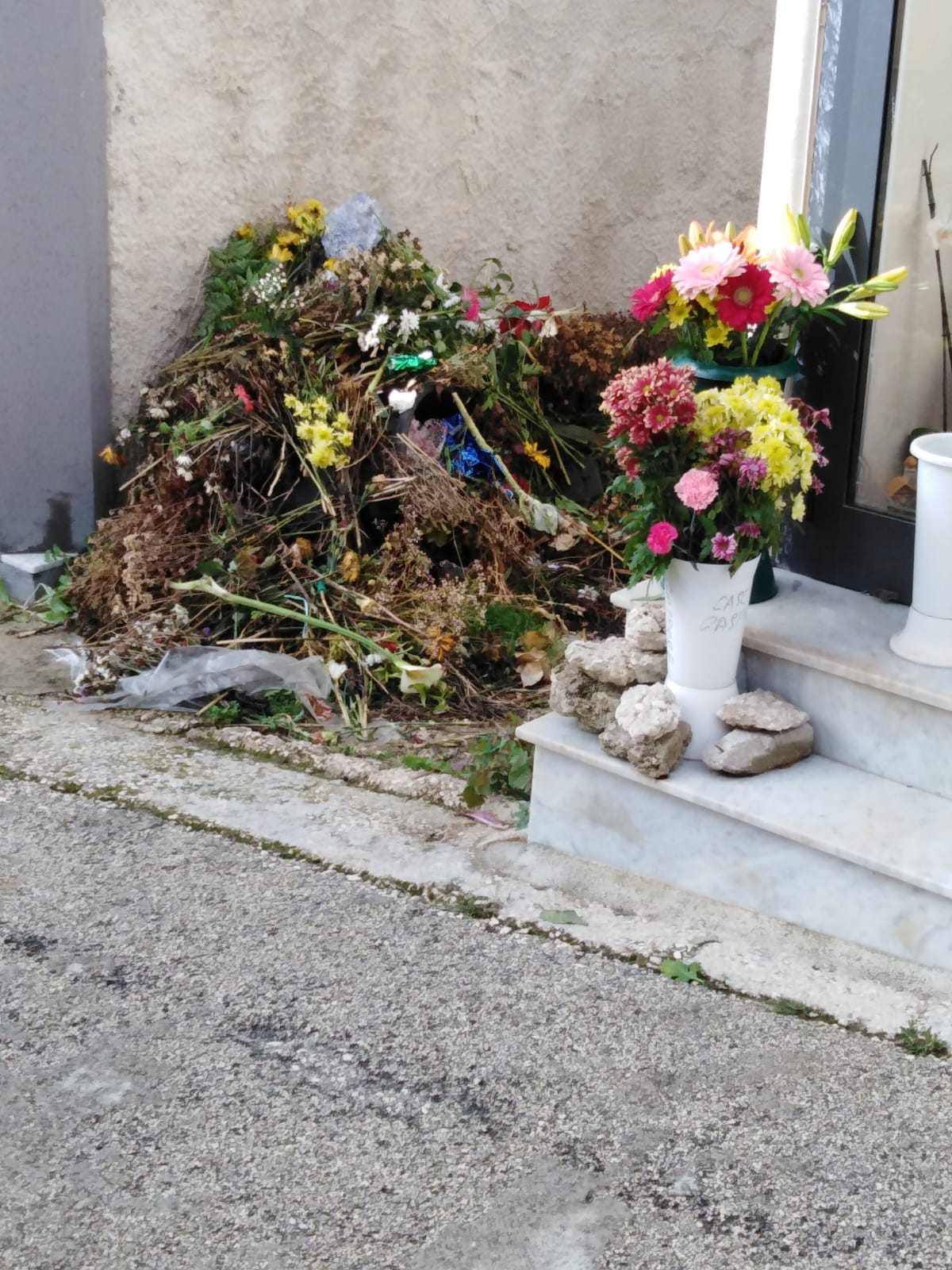 Degrado al cimitero di Sciacca anche alla vigilia di Natale, lo segnalano i cittadini