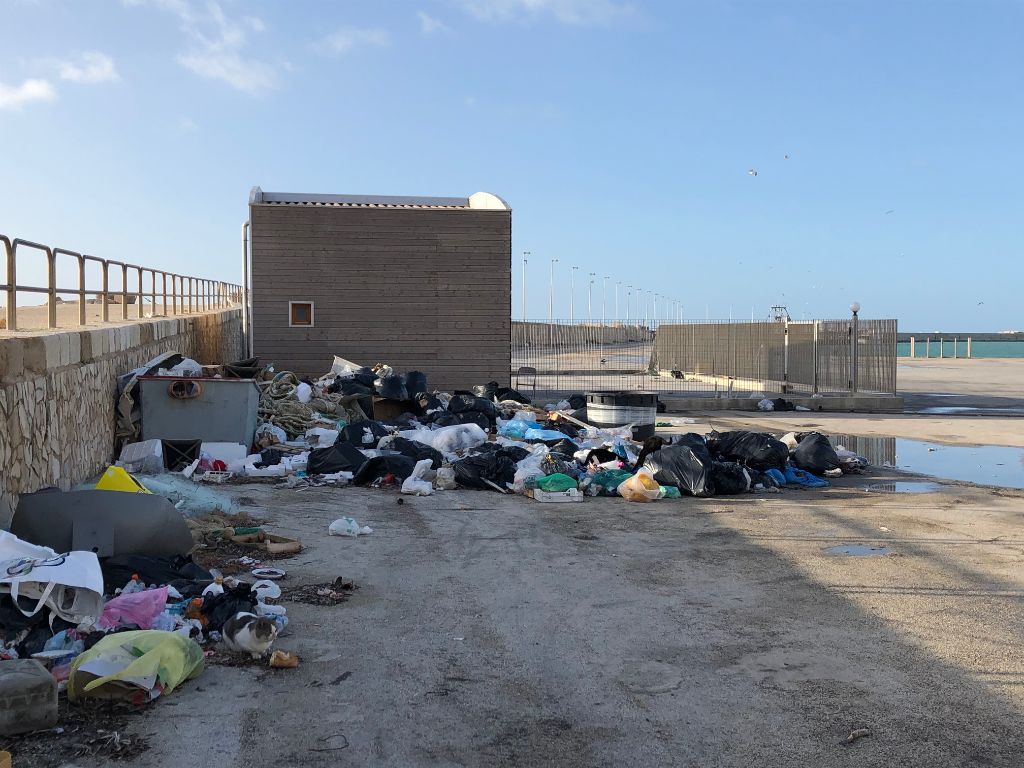 Anche a Natale il porto di Sciacca è una discarica