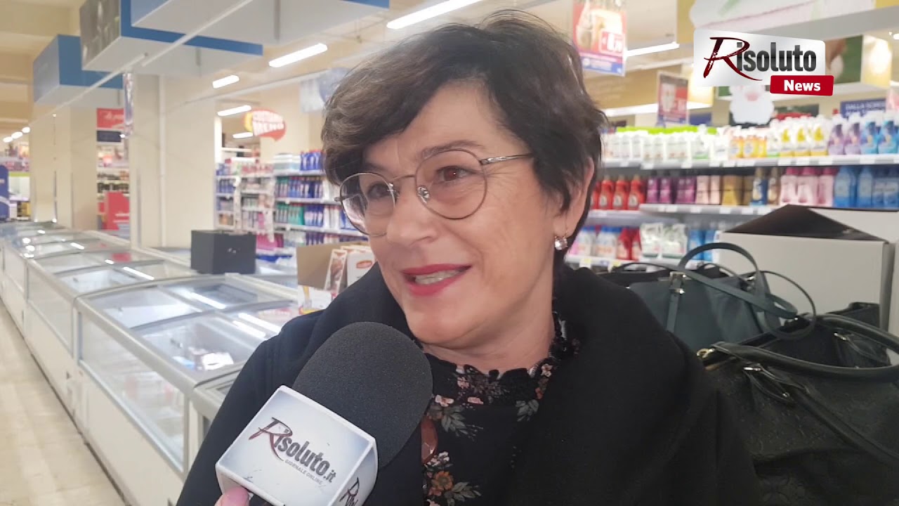 Supermercato rinuncia agli addobbi natalizi e dona ceste alimentari per le famiglie meno fortunate