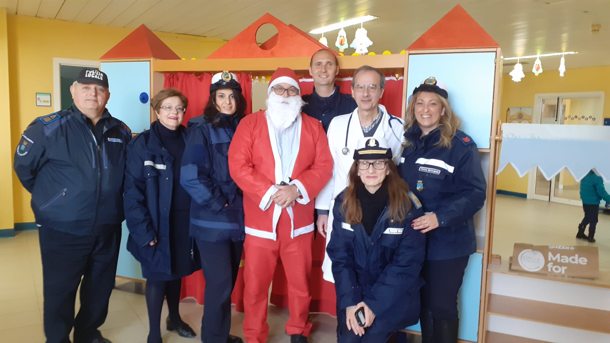 Gli agenti della polizia municipale di Sciacca si trasformano in Babbo Natale, al reparto di pediatria con tanti regali