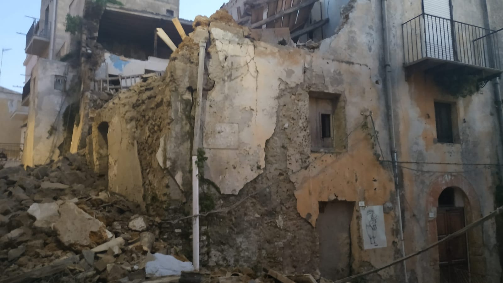 Crolla edificio pericolante in via Oliveri a Sciacca, zona messa in sicurezza