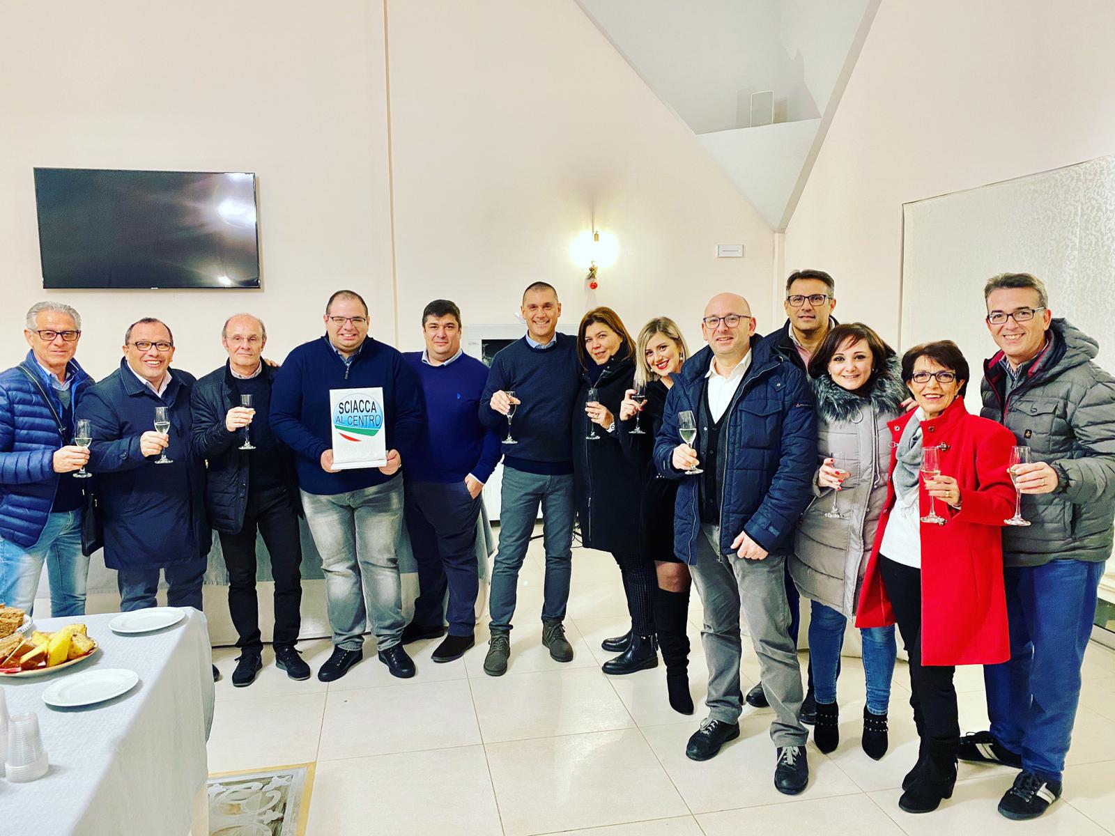 Tradizionale scambio di auguri per l'associazione politica "Sciacca al Centro" che festeggia anche i dieci anni di attivita'