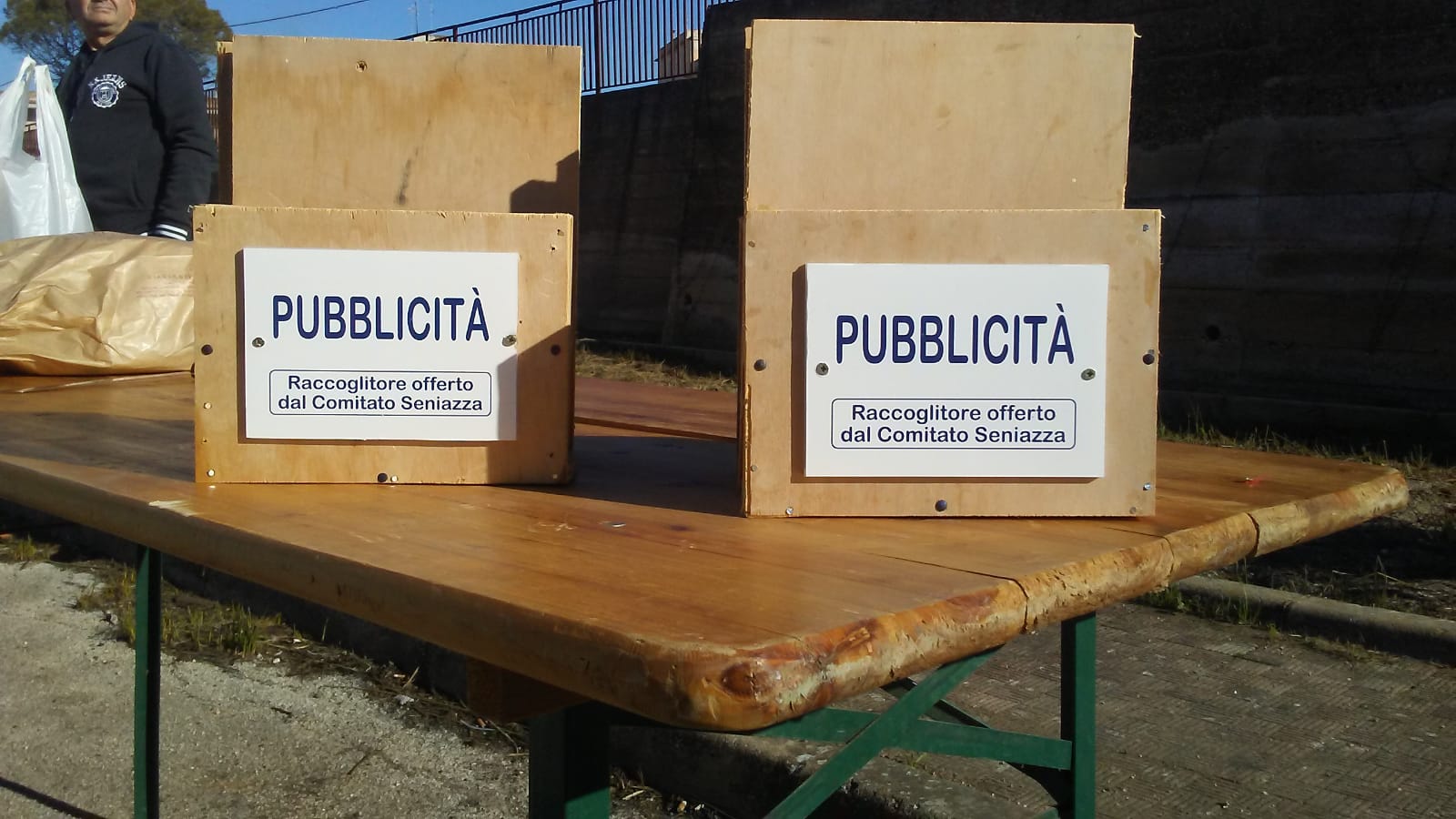 Auguri di Capodanno alla Seniazza, il Comitato di quartiere dona contenitori per volantini pubblicitari