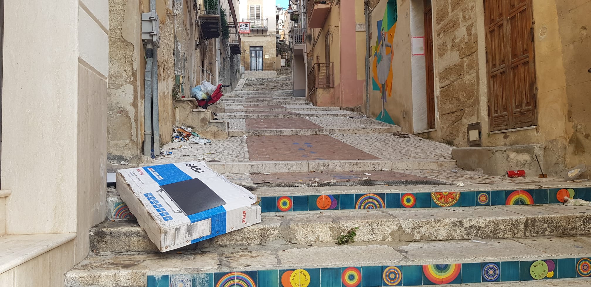 Nuovo anno ma vecchie e brutte abitudini restano, rifiuti ingombranti in una strada del centro di Sciacca