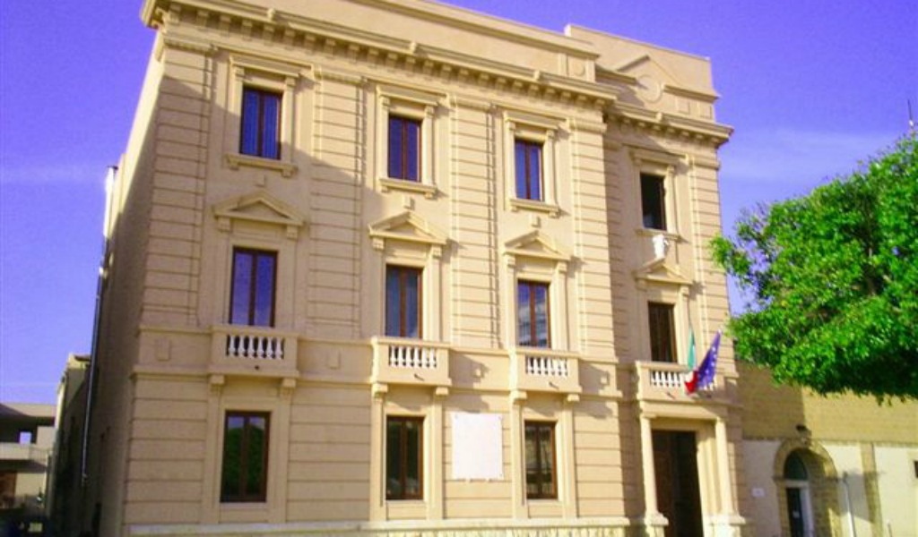 In municipio con una scacciacani munita di proiettile vero, indagato dipendente comunale di Menfi