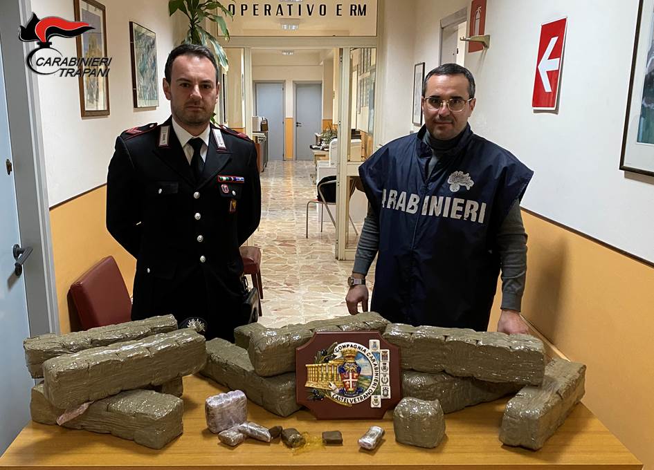 Trovati 30 chili di hashish per un valore di 200 mila euro sulla spiaggia di Marinella di Selinunte