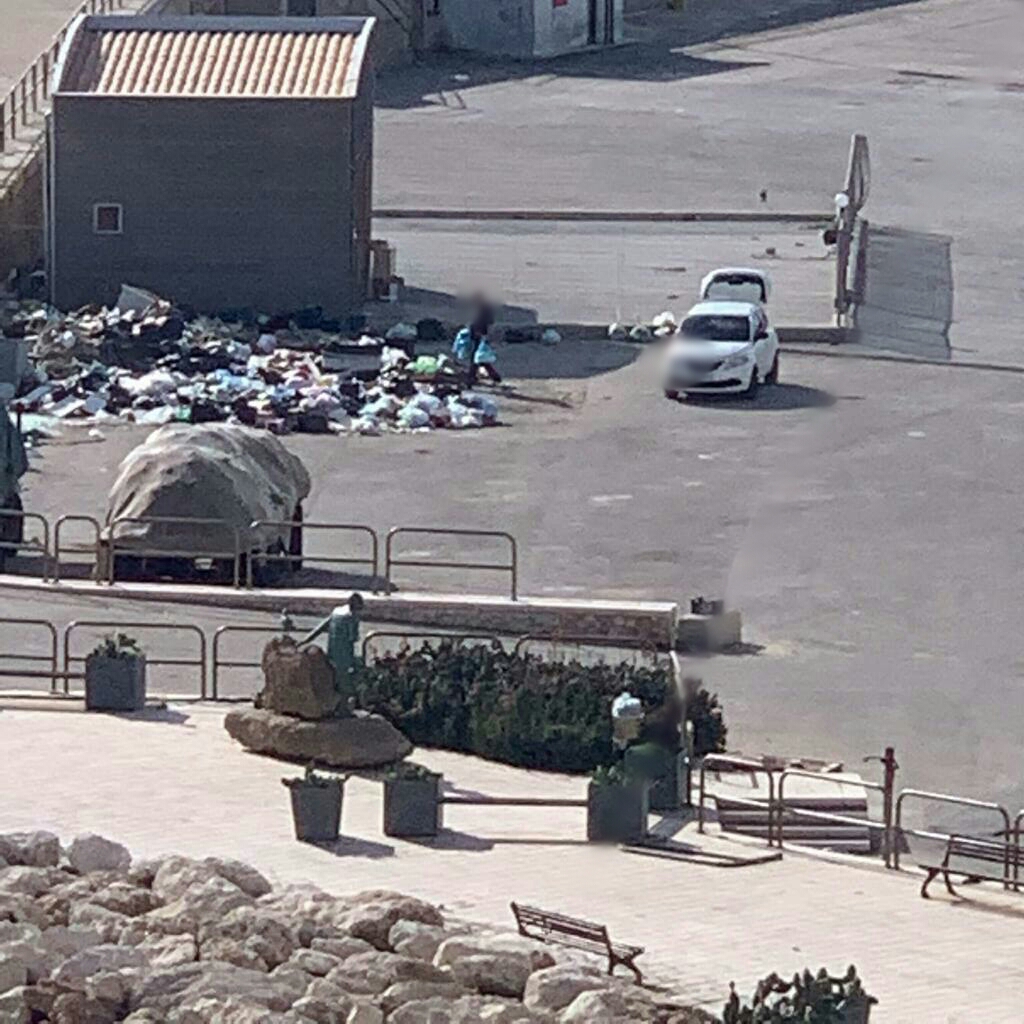 Al porto di Sciacca abbandono dei rifiuti anche in pieno giorno