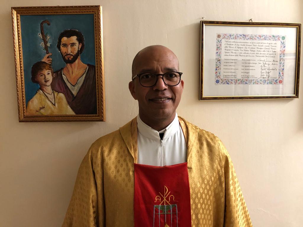 Il sacerdote colombiano Edgardo Lopez vice parroco della Basilica della Madonna del Soccorso di Sciacca
