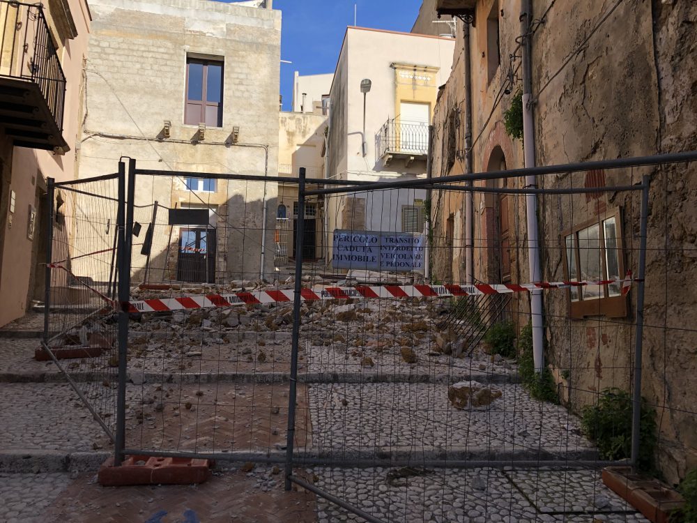 Individuati dal Comune e diffidati ad intervenire i proprietari dell'immobile parzialmente crollato nella via Oliveri di Sciacca