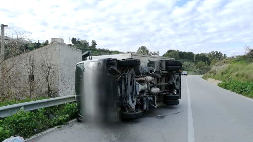 Si ribalta camion sulla statale 115, miracolosamente illeso il conducente del mezzo