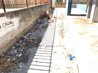Parcheggio Catusi sempre come una lettiera, nasce Comitato spontaneo di genitori che invita le istituzioni: "Portate anche voi i vostri figli qui"