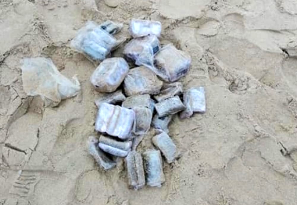Più di tre chili di hashish sulla spiaggia di San Leone, forse portata a riva dalle correnti marine
