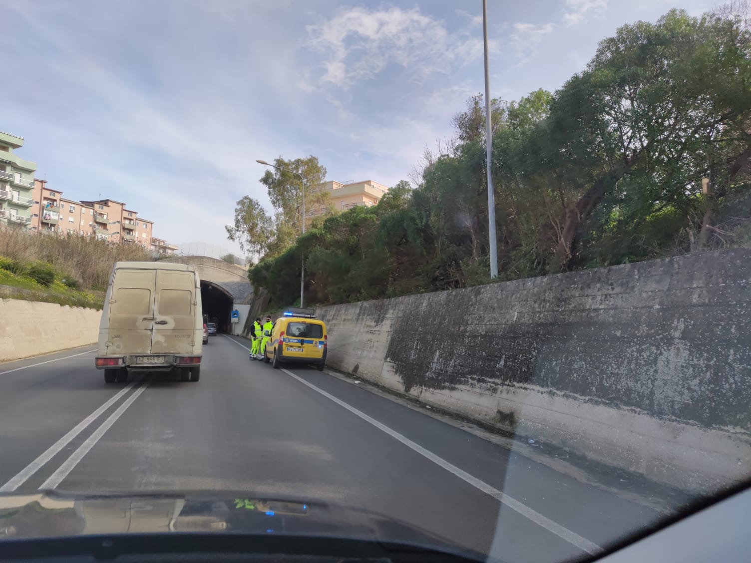 Si ripristina l’impianto di illuminazione nella galleria Belvedere di Sciacca, operai al lavoro