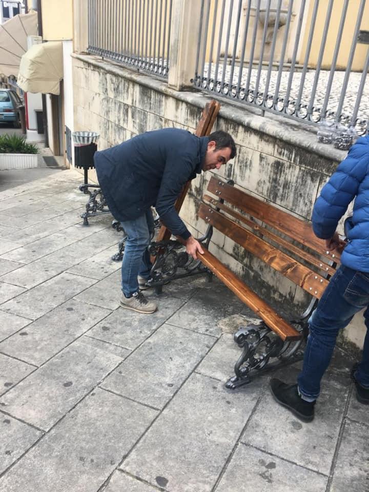 Vandali imbrattano panchine di Sambuca, altri cittadini le recuperano