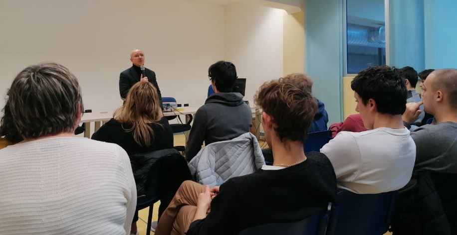 Lectio magistralis del procuratore Vella oggi agli studenti di Verres:" Facendo squadra la mafia si può vincere"