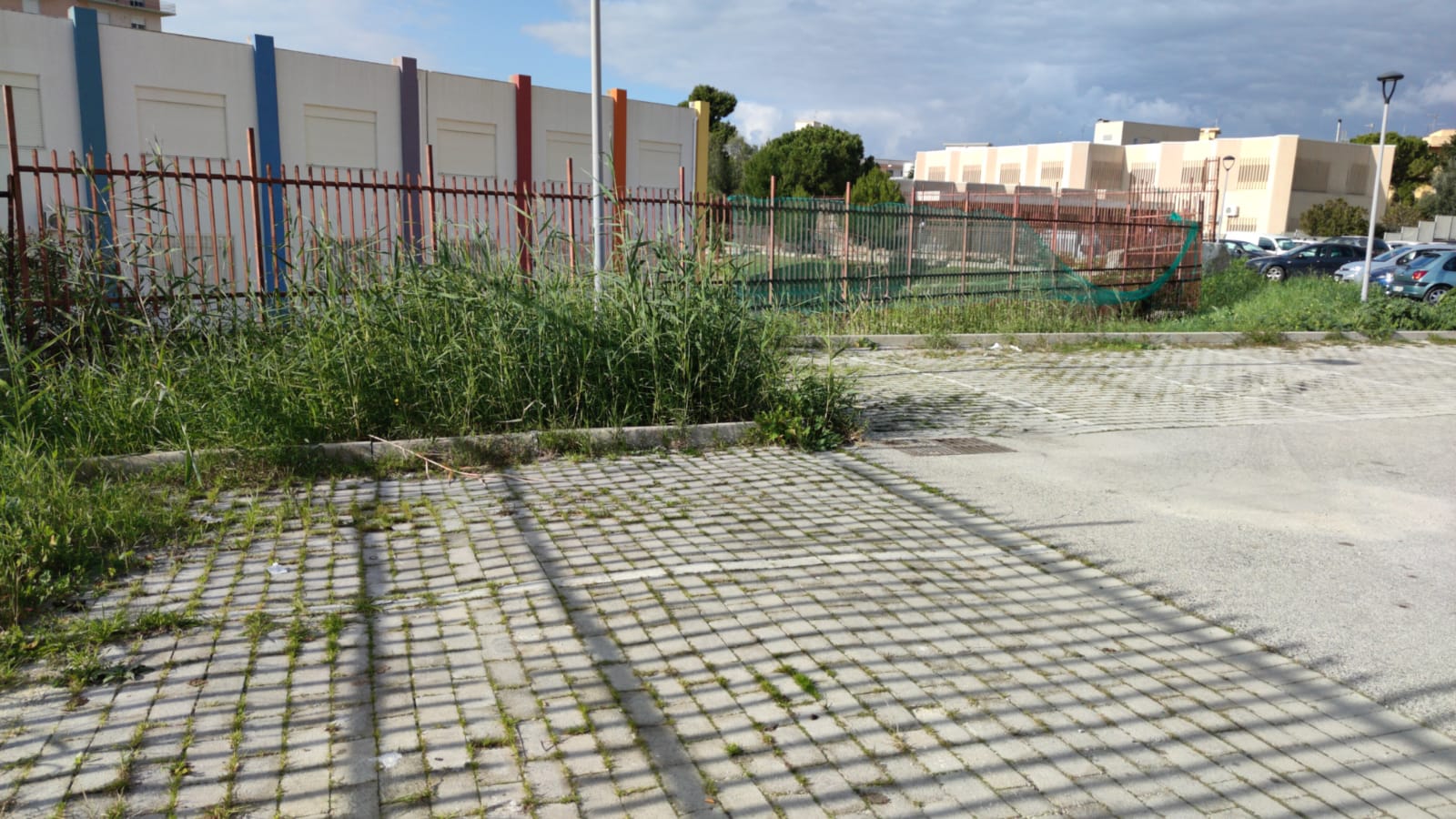 Ripulito dai rifiuti il parcheggio Catusi, domani mattina la protesta dei genitori contro il degrado del posto